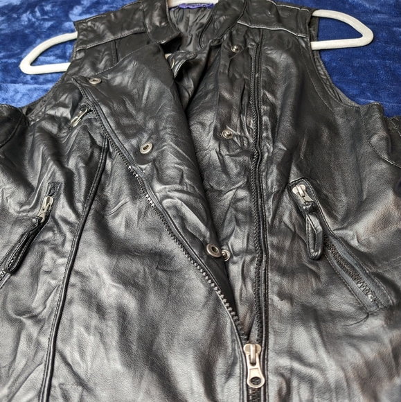 "Miley Cyrus" faux leather vest (L) - Picture 4 of 9